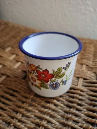 Taza de metal esmaltado con flores