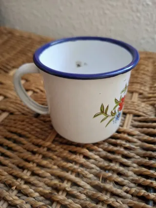 Taza de metal esmaltado con flores