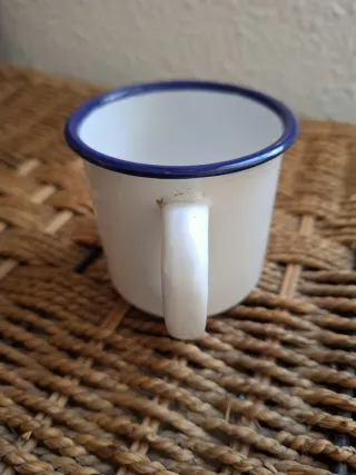 Taza de metal esmaltado con flores