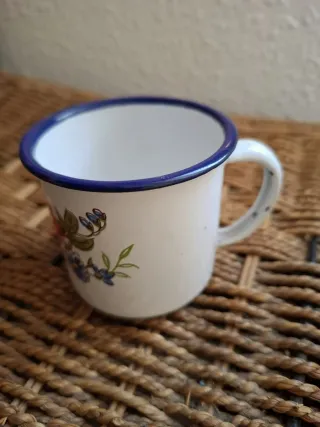 Taza de metal esmaltado con flores