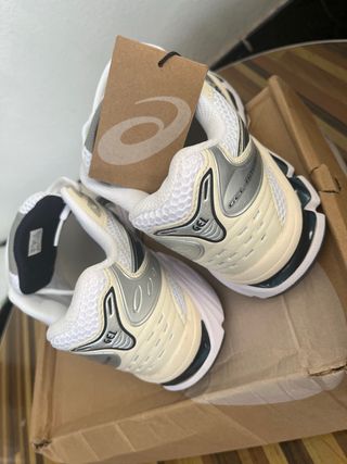 Zapatillas Asics plateadas y blancas