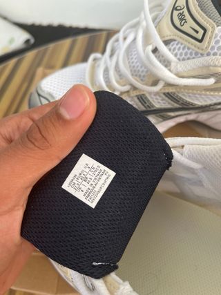 Zapatillas Asics plateadas y blancas