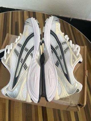 Zapatillas Asics plateadas y blancas