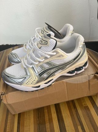 Zapatillas Asics plateadas y blancas