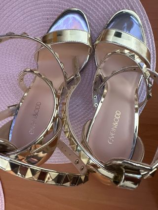 Sandalias tacón doradas Eve&Odd