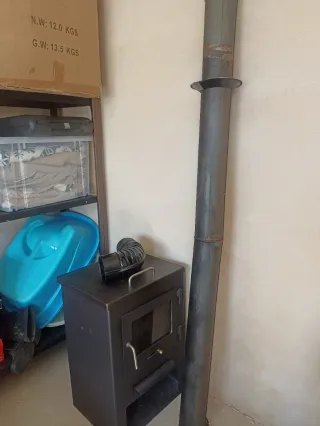 Estufa de leña metálica con puerta de cristal