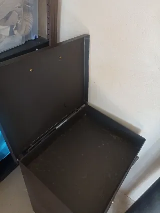 Estufa de leña metálica con puerta de cristal
