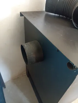 Estufa de leña metálica con puerta de cristal
