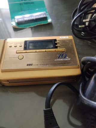 Walkman AIWA Dorado con Radio y 2 Mandos