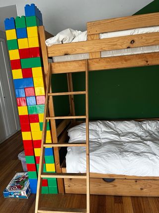 Cama alta madera Lufe con escalera