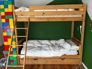 Cama alta madera Lufe con escalera