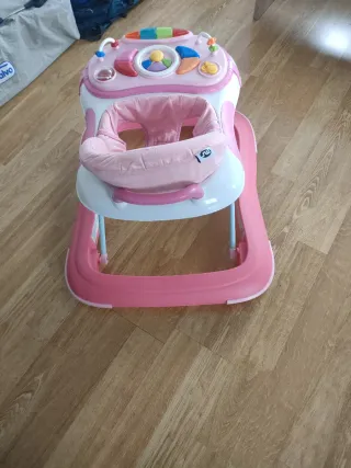 Correpasillos rosa con centro de actividades.