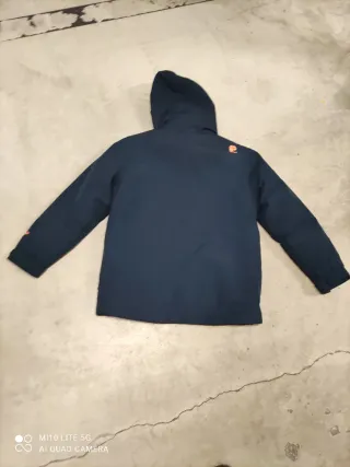 Abrigo de esquí azul y naranja