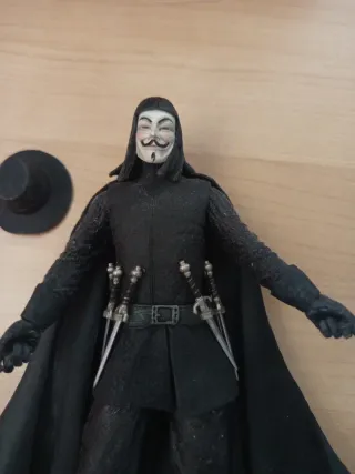 Figura V de Vendetta con espadas