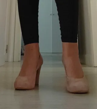 Zapatos salón ante tacón ancho cómodos beige