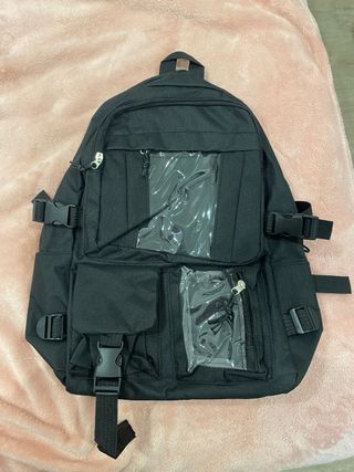 Mochila escolar negra con ventanas