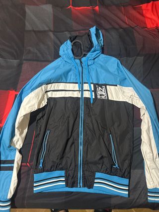 Chaqueta impermeable azul y negra