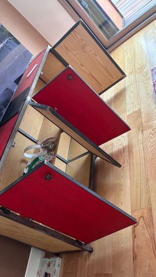 Estantería hierro y madera roja