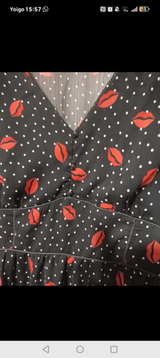 Vestido corto negro con lunares y labios