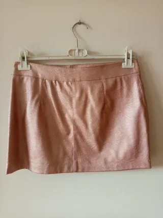 Falda corta efecto piel rosa metalizado, talla S.