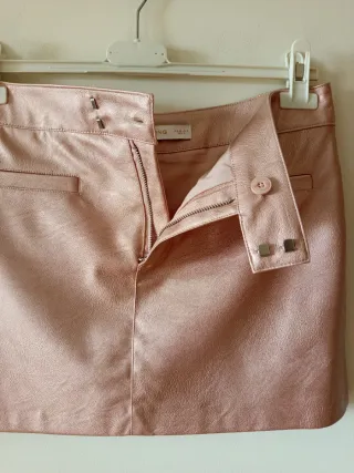 Falda corta efecto piel rosa metalizado, talla S.