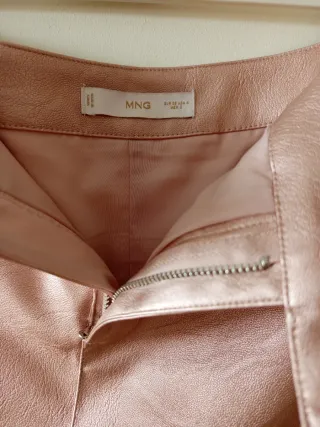 Falda corta efecto piel rosa metalizado, talla S.