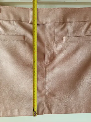 Falda corta efecto piel rosa metalizado, talla S.
