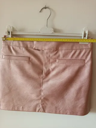 Falda corta efecto piel rosa metalizado, talla S.