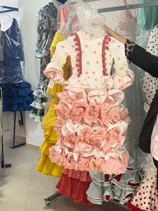 Vestido de flamenca rosa con volantes
