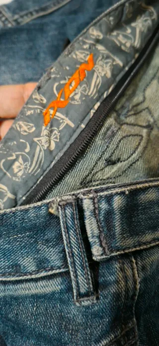 Pantalón de moto azul y negro