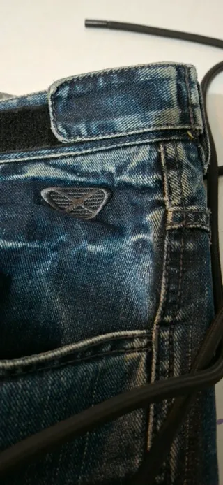 Pantalón de moto azul y negro