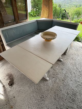 Banco esquinero con mesa y 3 sillas