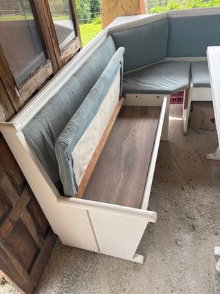 Banco esquinero con mesa y 3 sillas