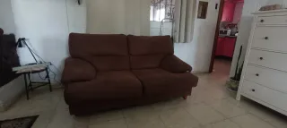 Sofá de tela marrón