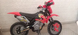 Moto niño a batería poco uso como nueva