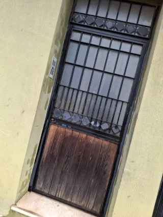 Puerta de madera y reja