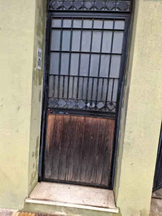 Puerta de madera y reja