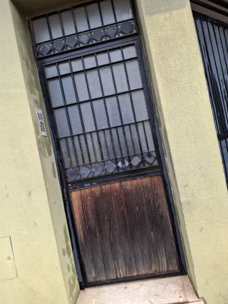 Puerta de madera y reja