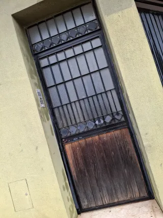 Puerta de madera y reja