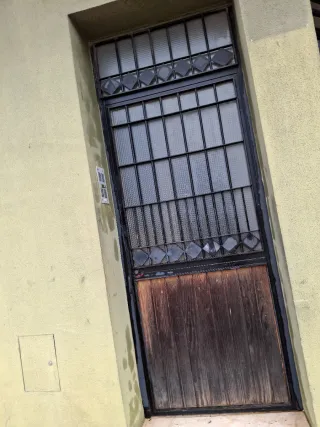 Puerta de madera y reja