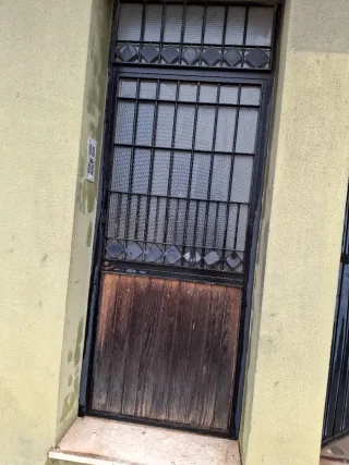 Puerta de madera y reja