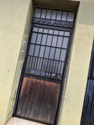 Puerta de madera y reja