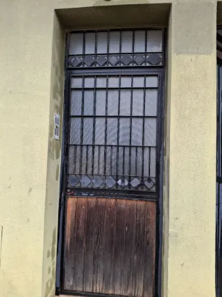 Puerta de madera y reja