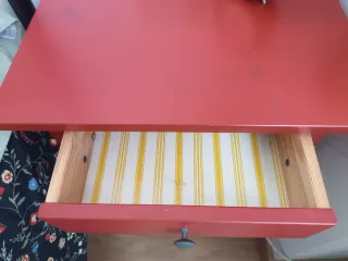 Mesita de noche Hemnes Ikea Roja