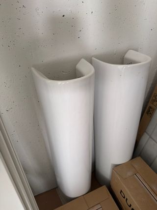 Porcelánico granito y dos lavabos.