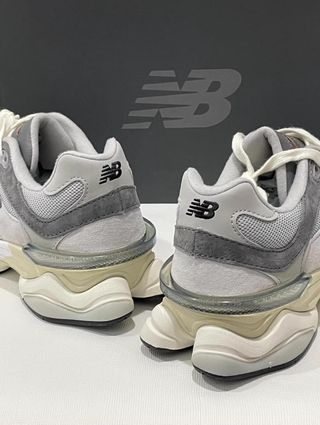 New Balance 9060 Talla 38.5 Gris Blanco