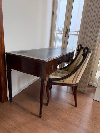 Escritorio madera con silla tapizada