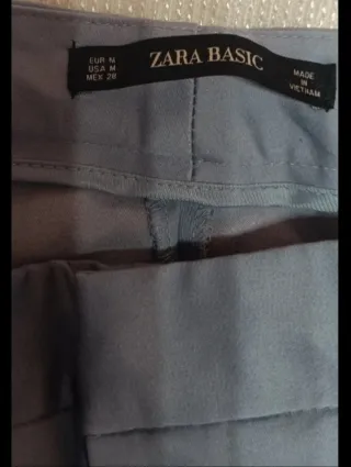Pantalón Zara gris talla M con encaje