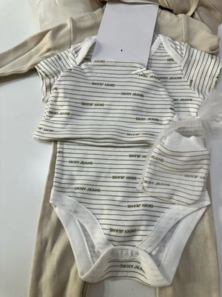Conjunto DKNY Jeans Bebé 0-3 Meses