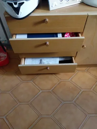 Mueble de madera beige y marrón